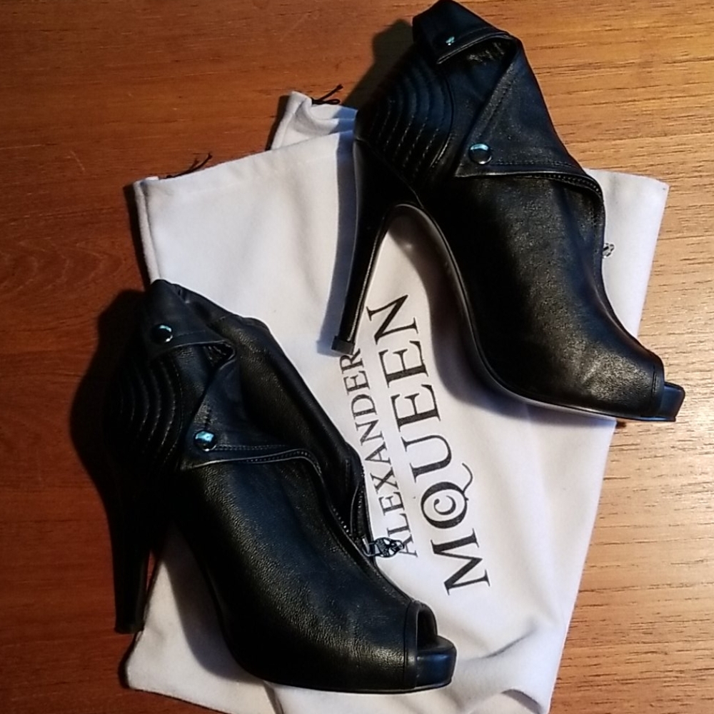 Wonderful shoes Alexander McQueen with 2 dust bags